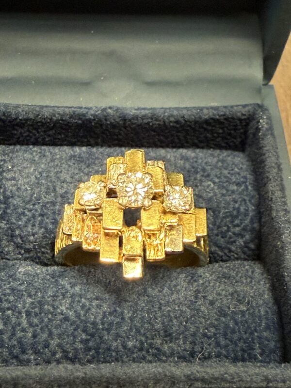 18ct gold and diamond modernist ring - Image 5