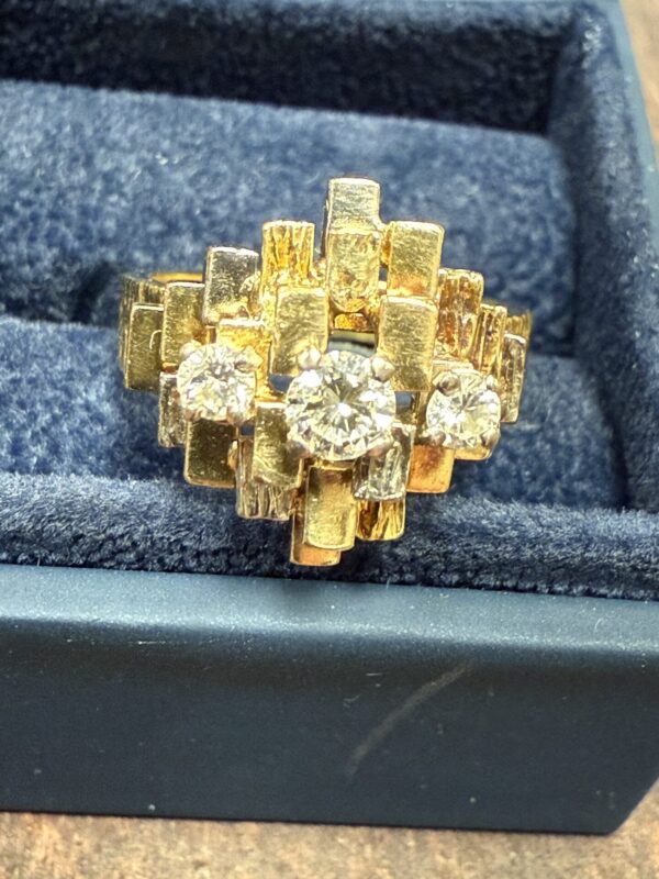 18ct gold and diamond modernist ring - Image 9