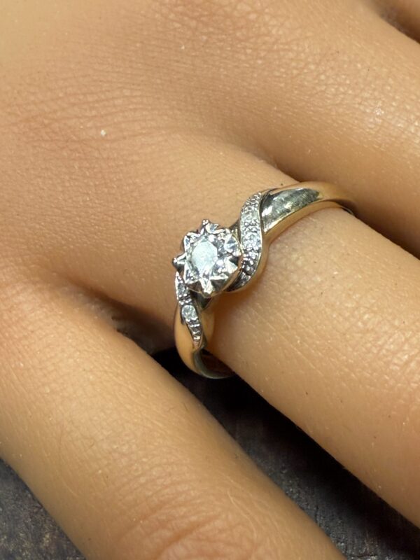 9ct gold and diamond ladies ring - Image 2