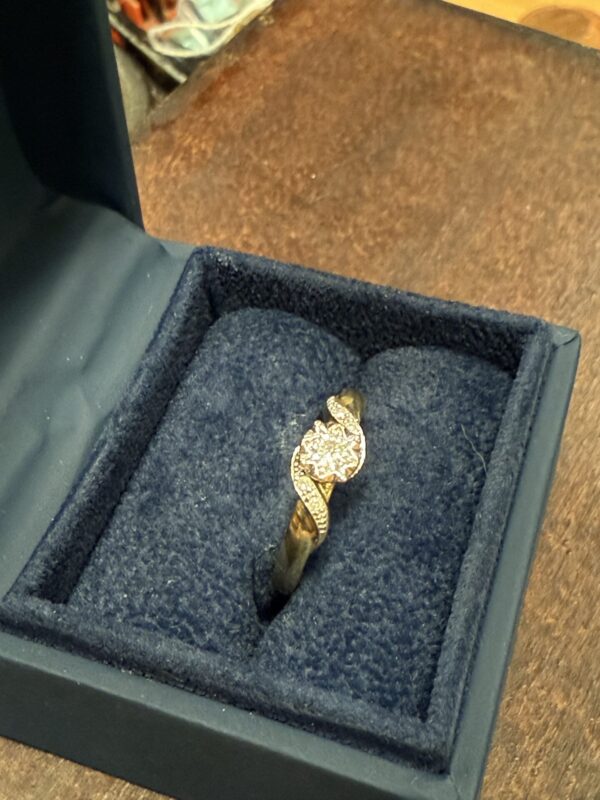 9ct gold and diamond ladies ring - Image 4