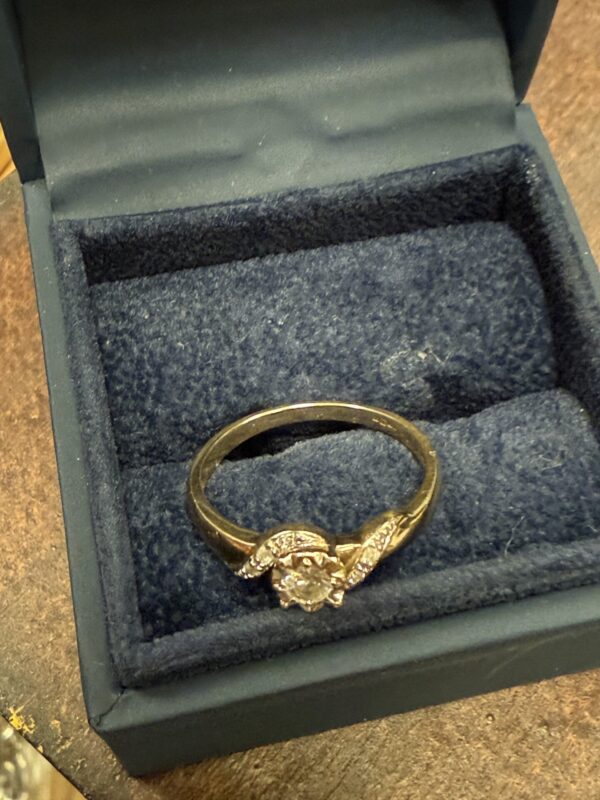 9ct gold and diamond ladies ring - Image 5