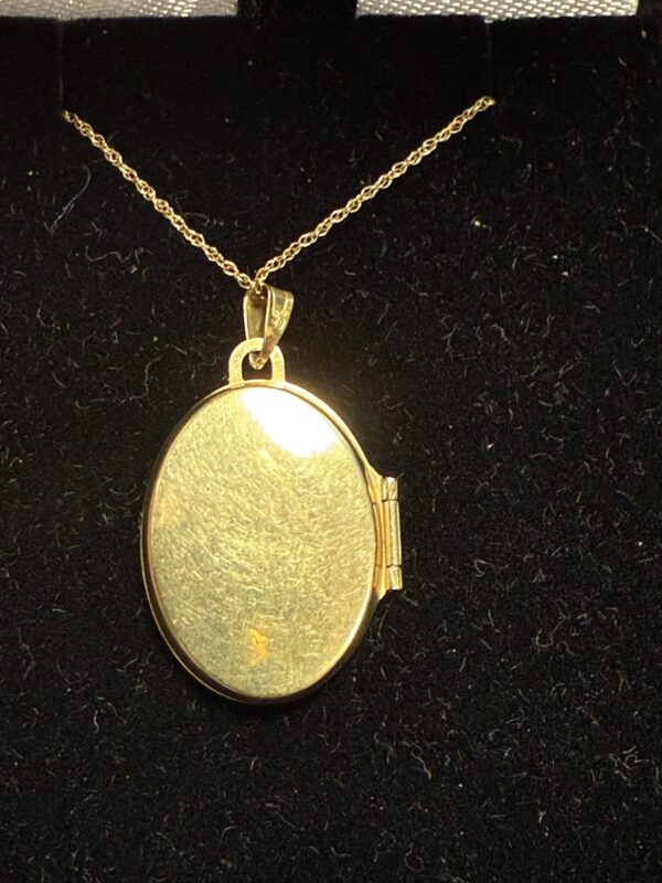 9ct gold locket and chain - Image 2