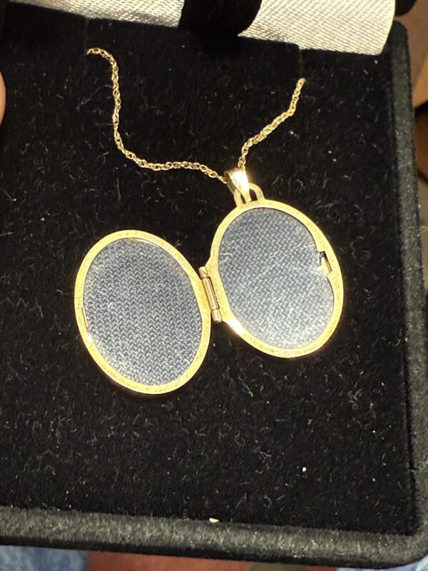 9ct gold locket and chain - Image 3