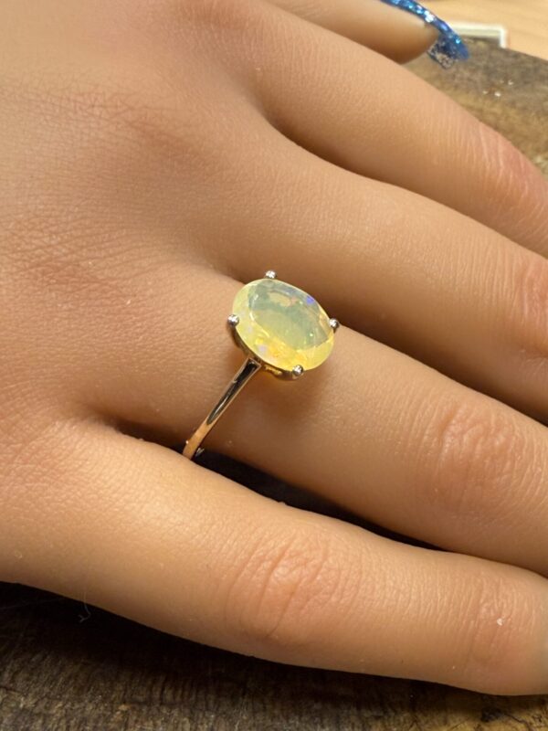 Solitaire Ethiopian opal 9ct gold ring - Image 2