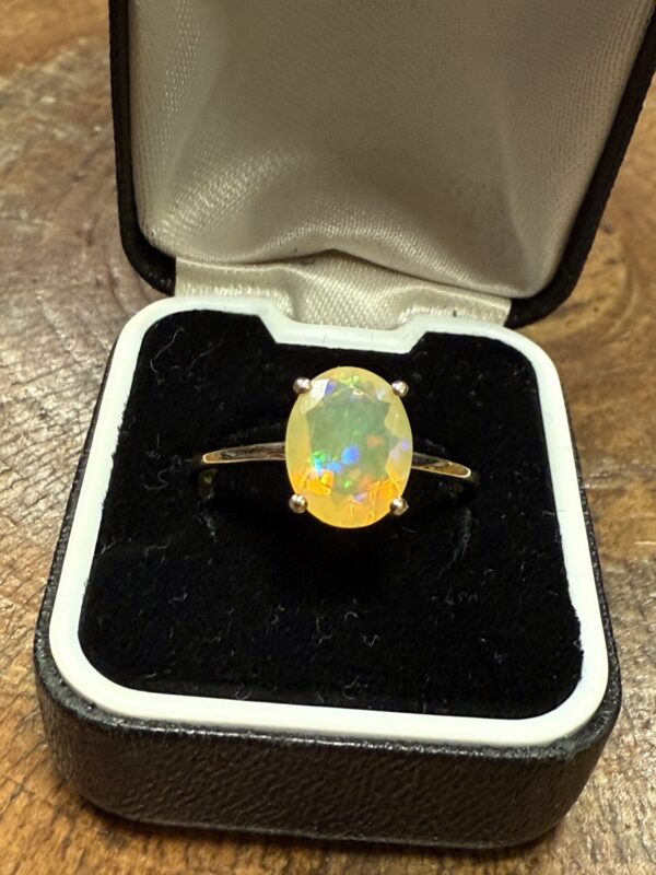 Solitaire Ethiopian opal 9ct gold ring - Image 3