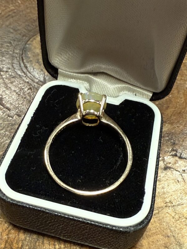 Solitaire Ethiopian opal 9ct gold ring - Image 5