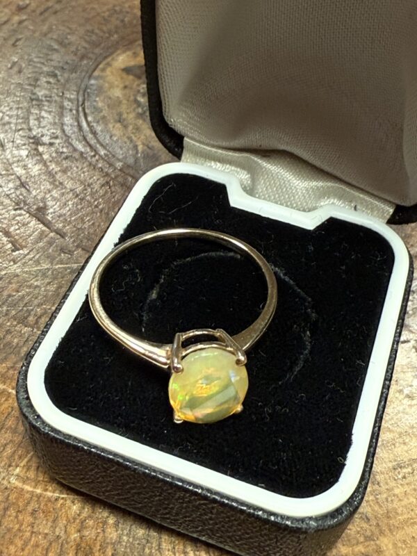 Solitaire Ethiopian opal 9ct gold ring - Image 6