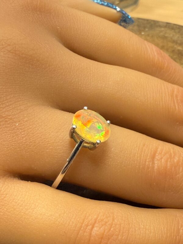 9ct white gold Ethiopian opal solitaire - Image 2