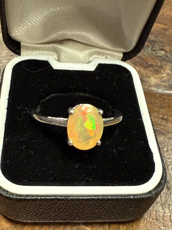 9ct white gold Ethiopian opal solitaire - Image 3