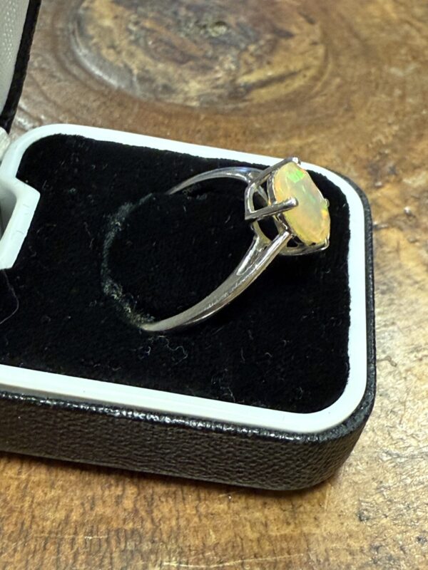 9ct white gold Ethiopian opal solitaire - Image 4