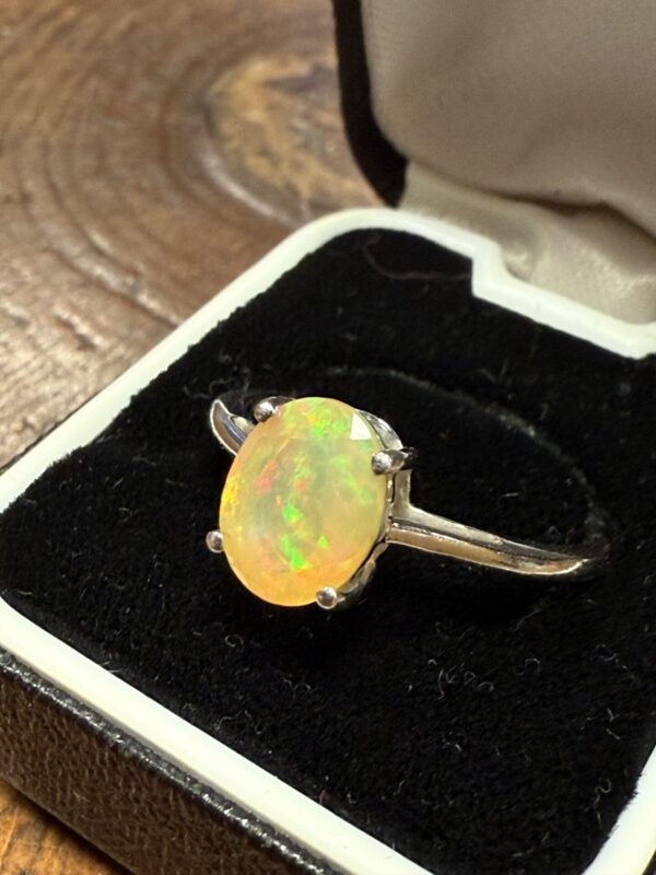 9ct white gold Ethiopian opal solitaire - Image 5