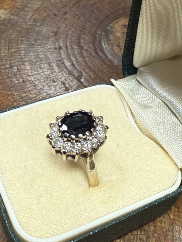 Diamond and sapphire ladies 18ct gold ring - Image 6