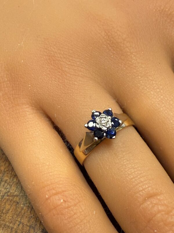 18ct gold sapphire and diamond ladies ring