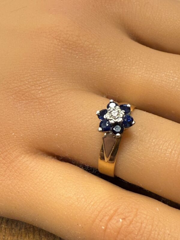 18ct gold sapphire and diamond ladies ring - Image 2