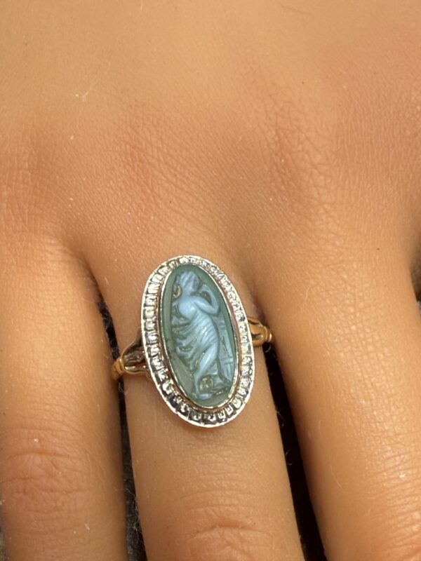 14ct gold carved green agate ladies ring - Image 2