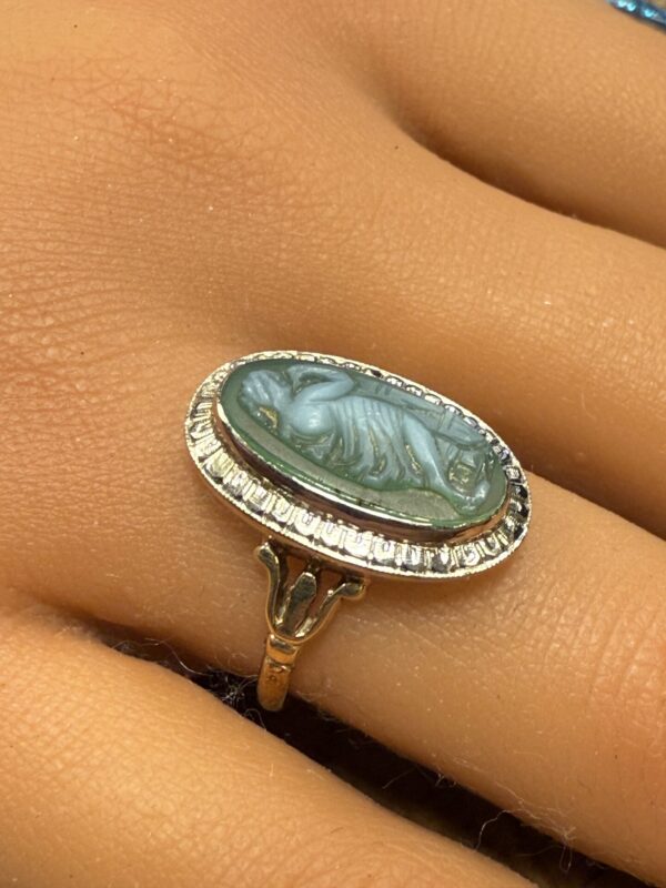 14ct gold carved green agate ladies ring - Image 3