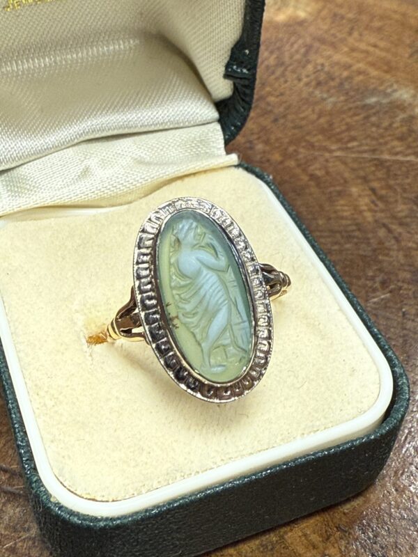 14ct gold carved green agate ladies ring - Image 4