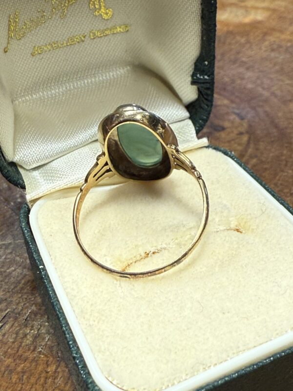 14ct gold carved green agate ladies ring - Image 7