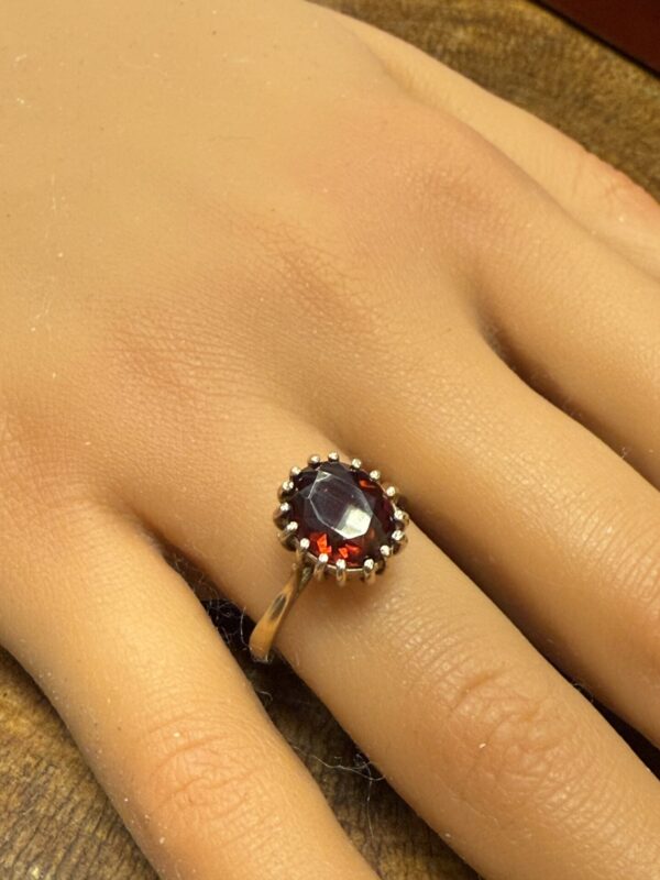 Vintage garnet solitaire 9ct gold ring