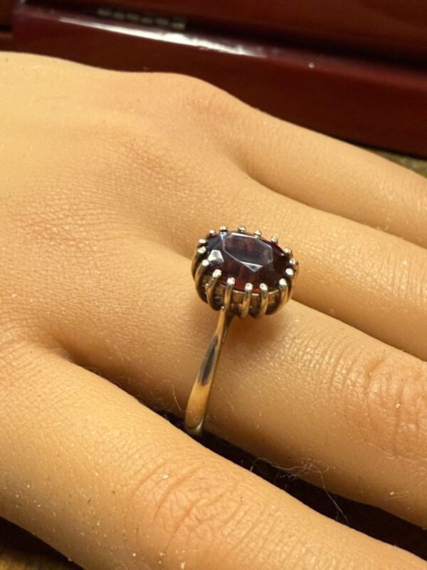 Vintage garnet solitaire 9ct gold ring - Image 2
