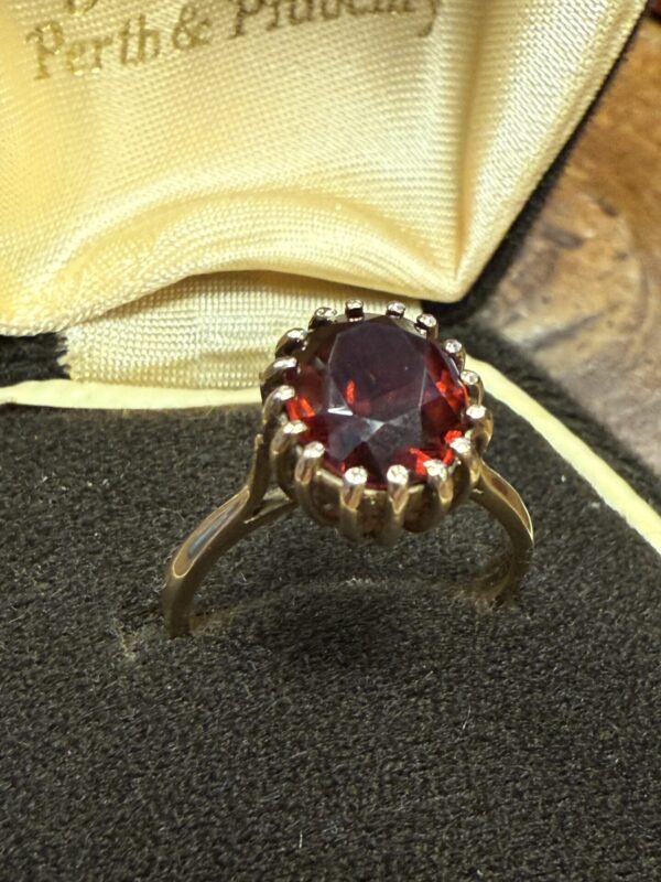 Vintage garnet solitaire 9ct gold ring - Image 3