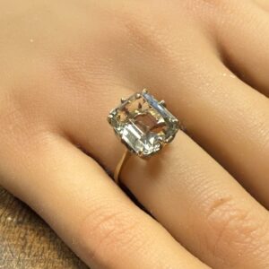 Vintage ladies quartz 9ct gold ring