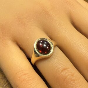 U idea 9ct gold garnet signet ring