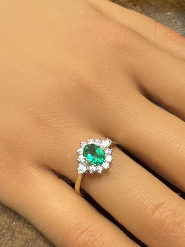 9ct gold cz set ladies simulated emerald ring - Image 2