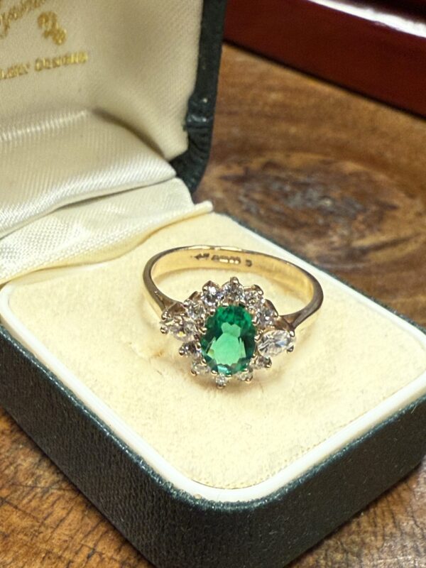 9ct gold cz set ladies simulated emerald ring - Image 5