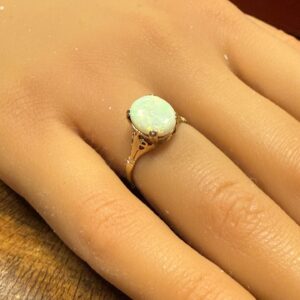 Vintage opal and 9ct gold ladies ring
