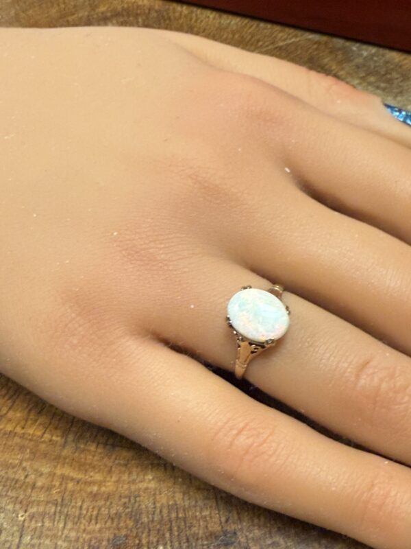 Vintage opal and 9ct gold ladies ring - Image 2