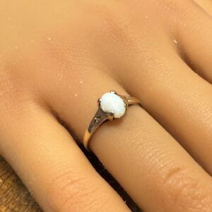 Vintage opal 9ct gold ring