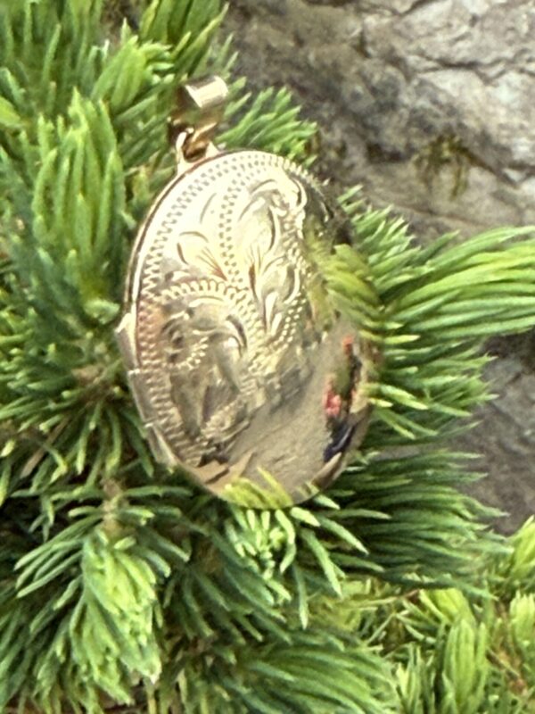 Vintage large 9ct gold locket