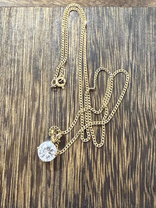 18” 9ct gold chain and gem set pendant - Image 4