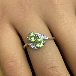 Ladies 9ct gold peridot and diamond ring
