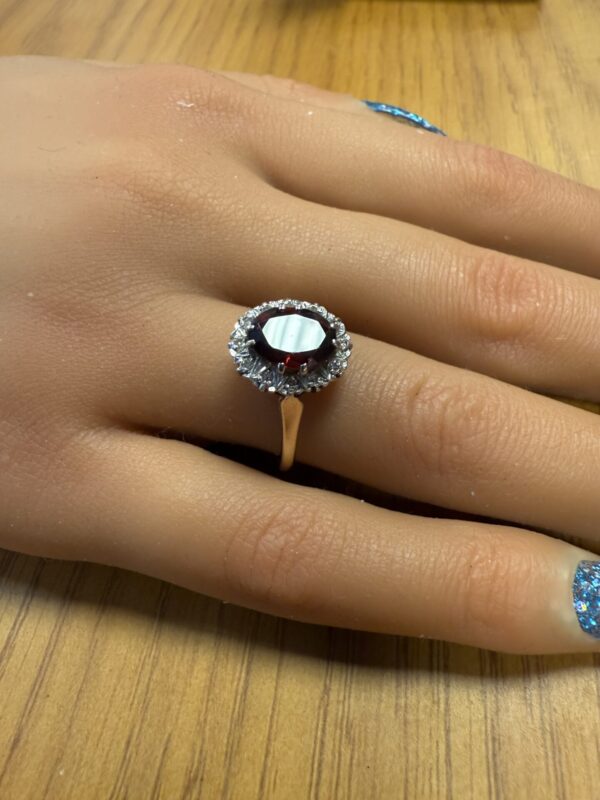 9ct gold ladies garnet and diamond ring - Image 2