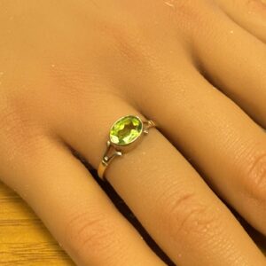 Ladies peridot 9ct gold ring
