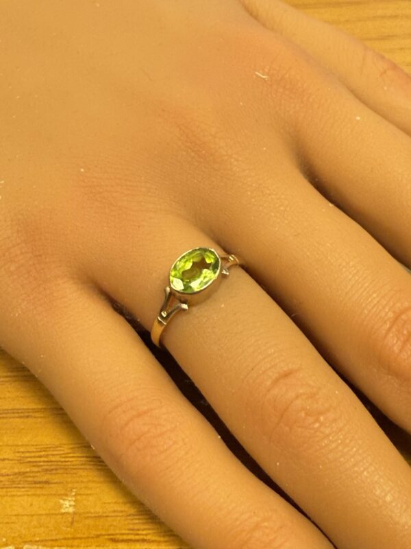 Ladies peridot 9ct gold ring