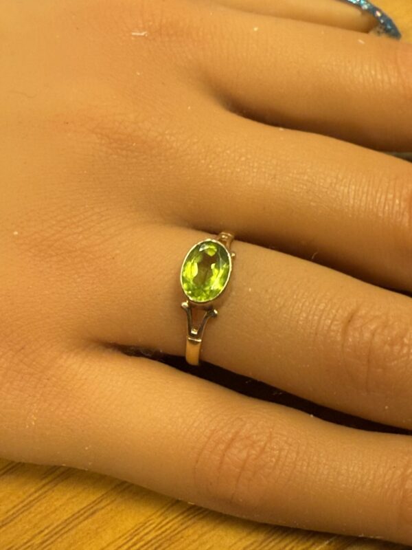 Ladies peridot 9ct gold ring - Image 2