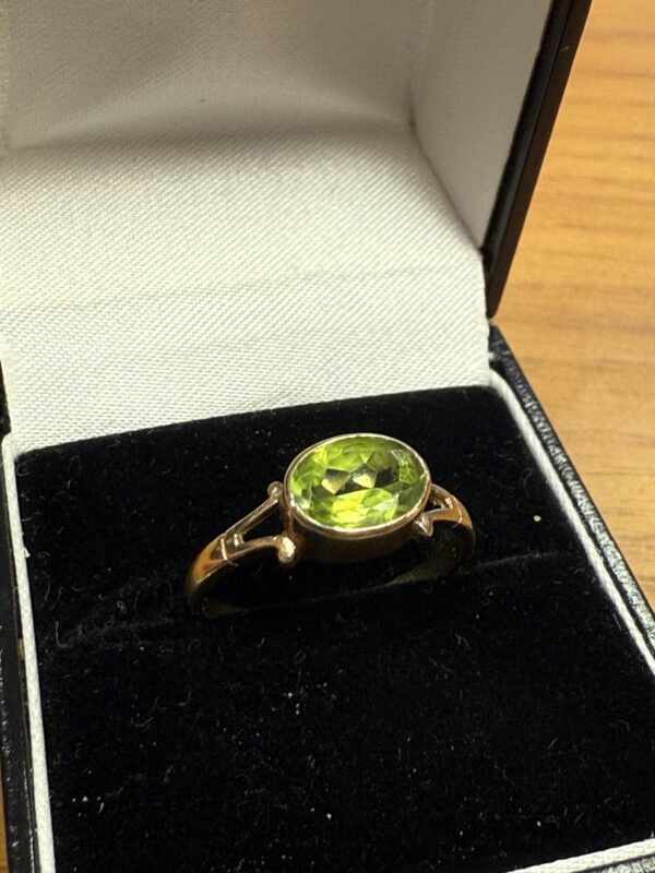 Ladies peridot 9ct gold ring - Image 3