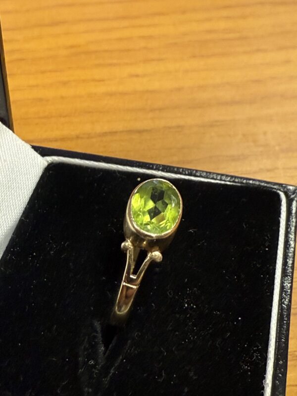 Ladies peridot 9ct gold ring - Image 4