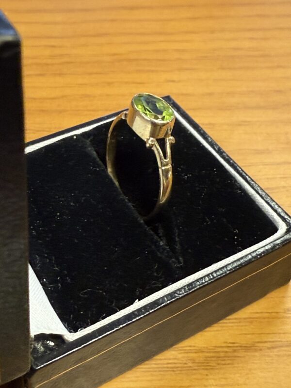 Ladies peridot 9ct gold ring - Image 5