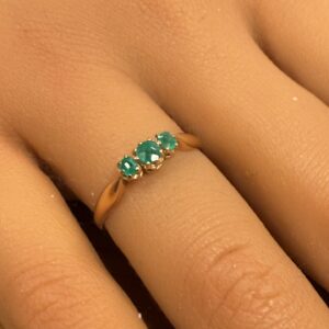 18ct gold emerald trilogy ladies ring