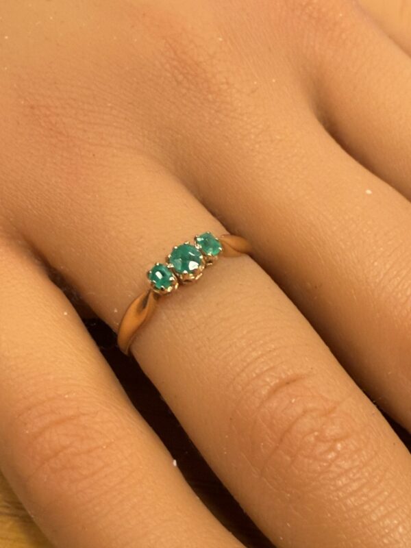 18ct gold emerald trilogy ladies ring