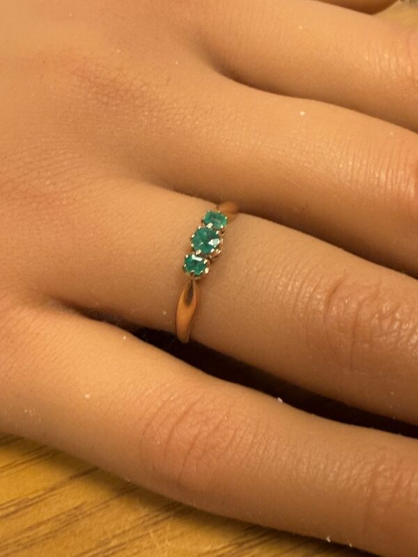 18ct gold emerald trilogy ladies ring - Image 2