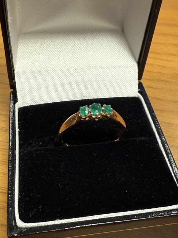 18ct gold emerald trilogy ladies ring - Image 3