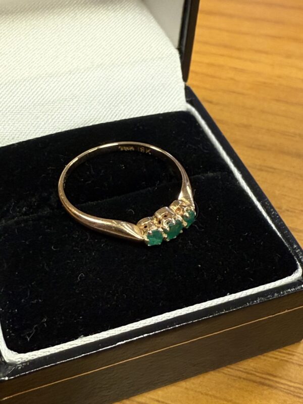 18ct gold emerald trilogy ladies ring - Image 5