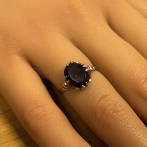 Stunning garnet solitaire 9ct gold ring