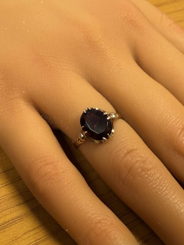 Stunning garnet solitaire 9ct gold ring