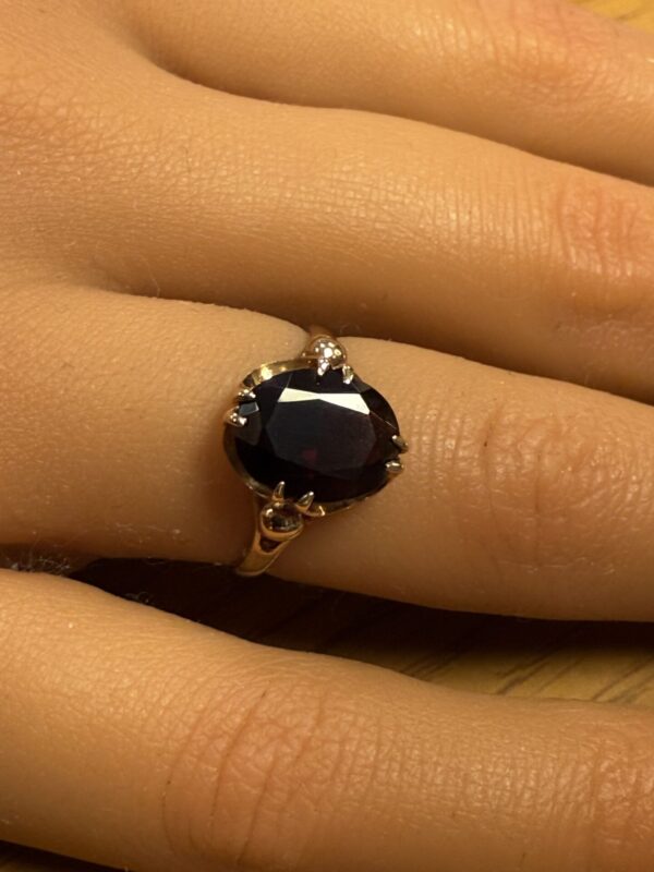 Stunning garnet solitaire 9ct gold ring - Image 2